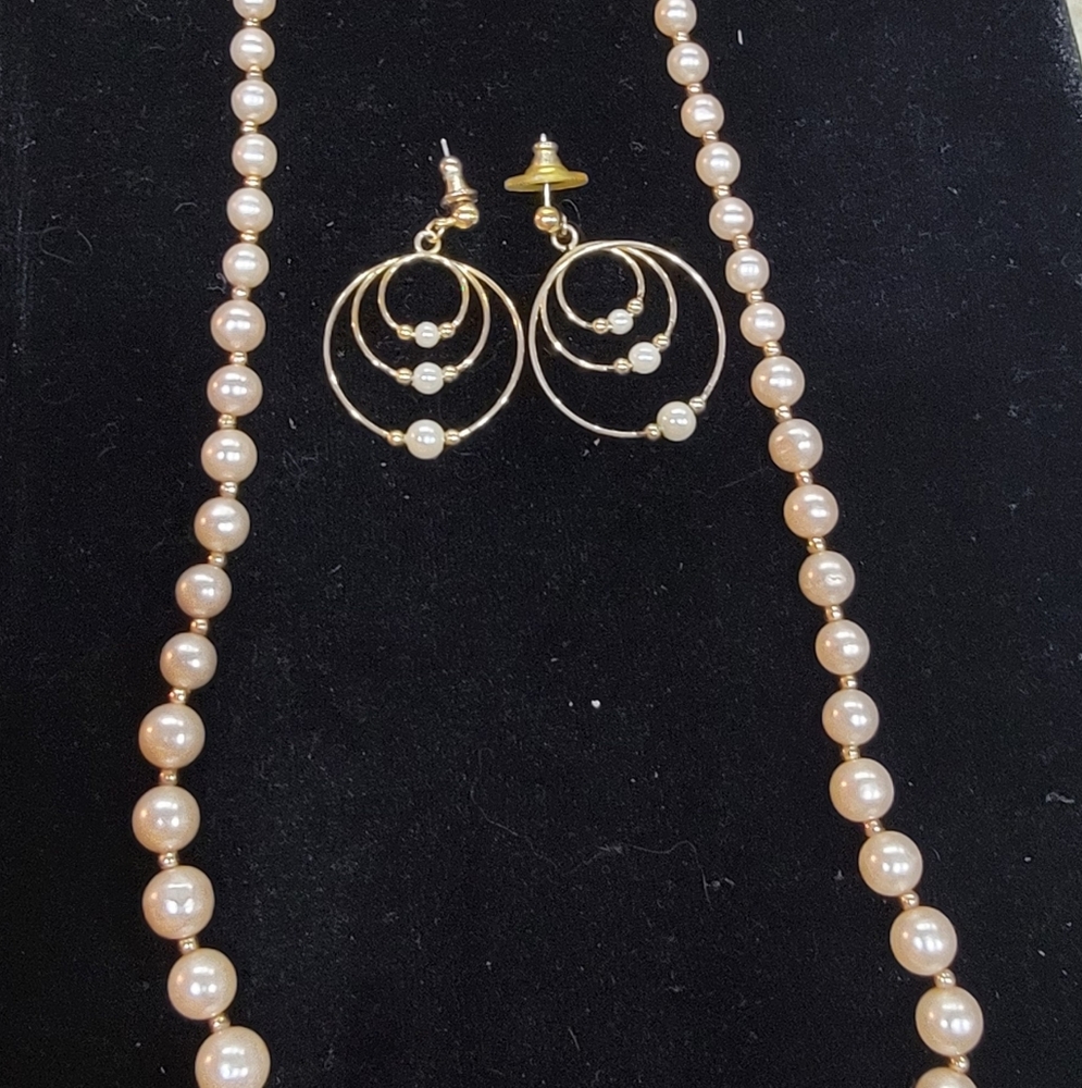 Pretty faux pearl necklace and earring set